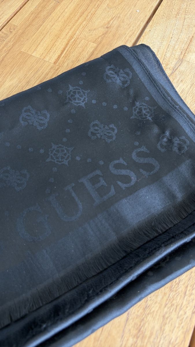 Guess Foulards & écharpes: Schal (Original Guess!) – D'occasion à Büron par B1893 1
