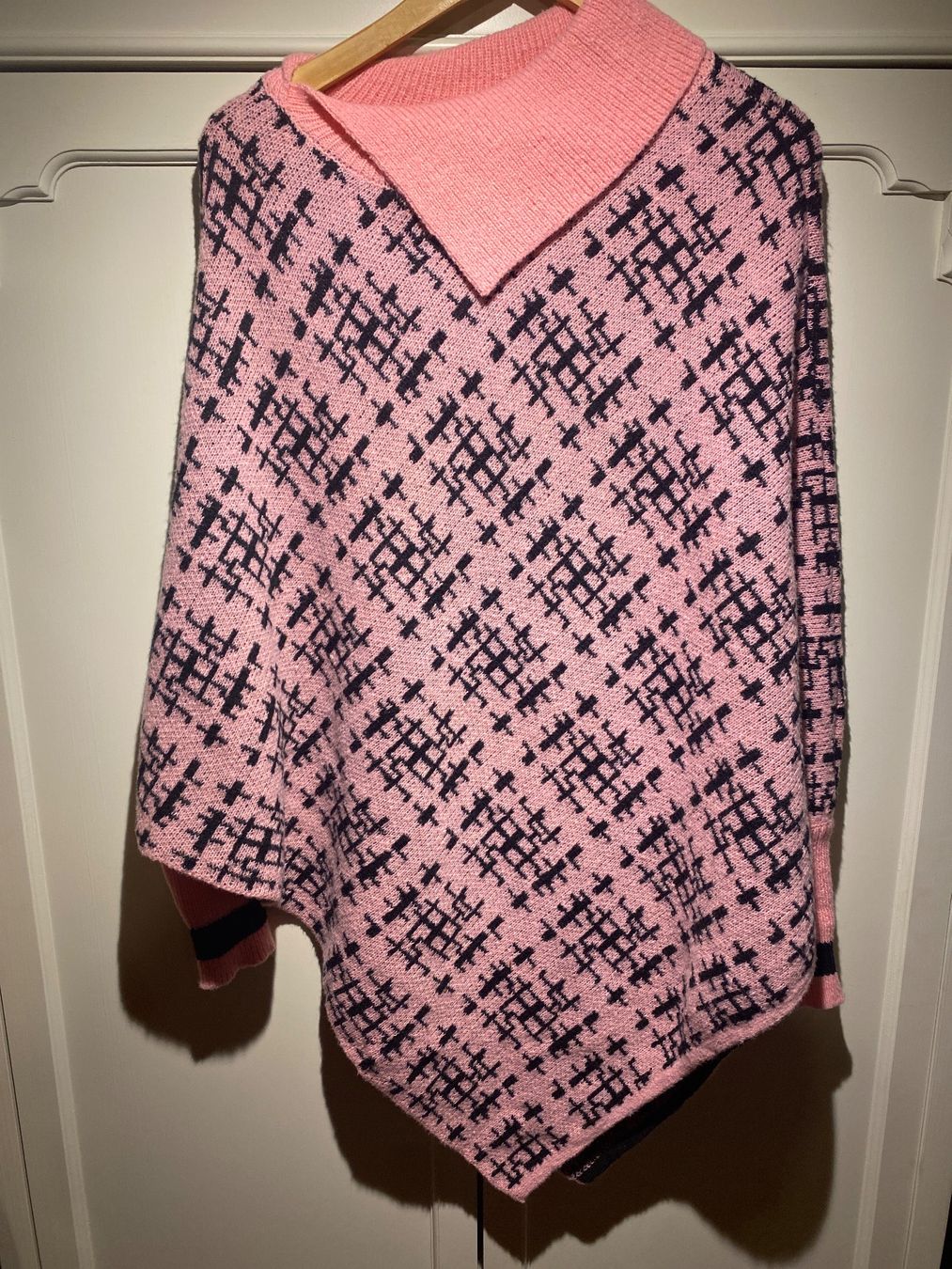 Maglioni & Felpe: %DAMEN PONCHO ROSA-SCHWARZ% – Nuovo (secondo la descrizione) da Meienried venduto da ManuelaBoutique 3