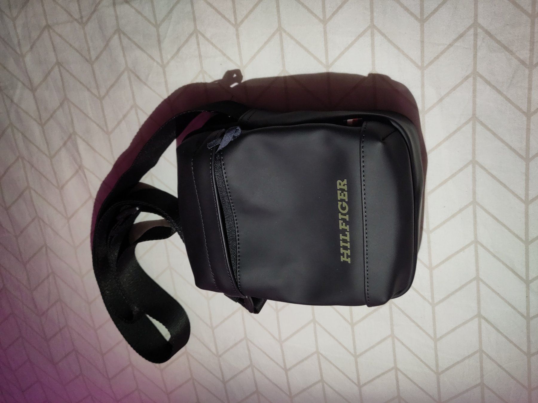 Tommy Hilfiger Borse: TOMMY HILFIGER MONOTYPE PU MINI REPORTER BLACK SCHWARZ – Nuovo e nell'imballaggio originale da Horgen venduto da boban.d 3