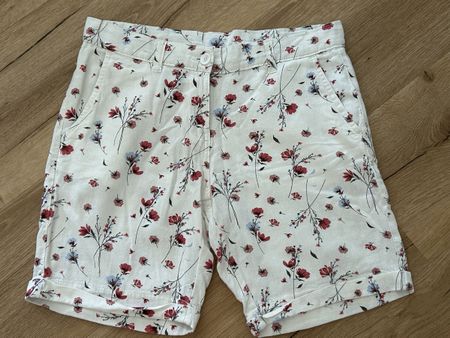 Damen Shorts MANA geblümt Grösse 38 Leinenstoff
