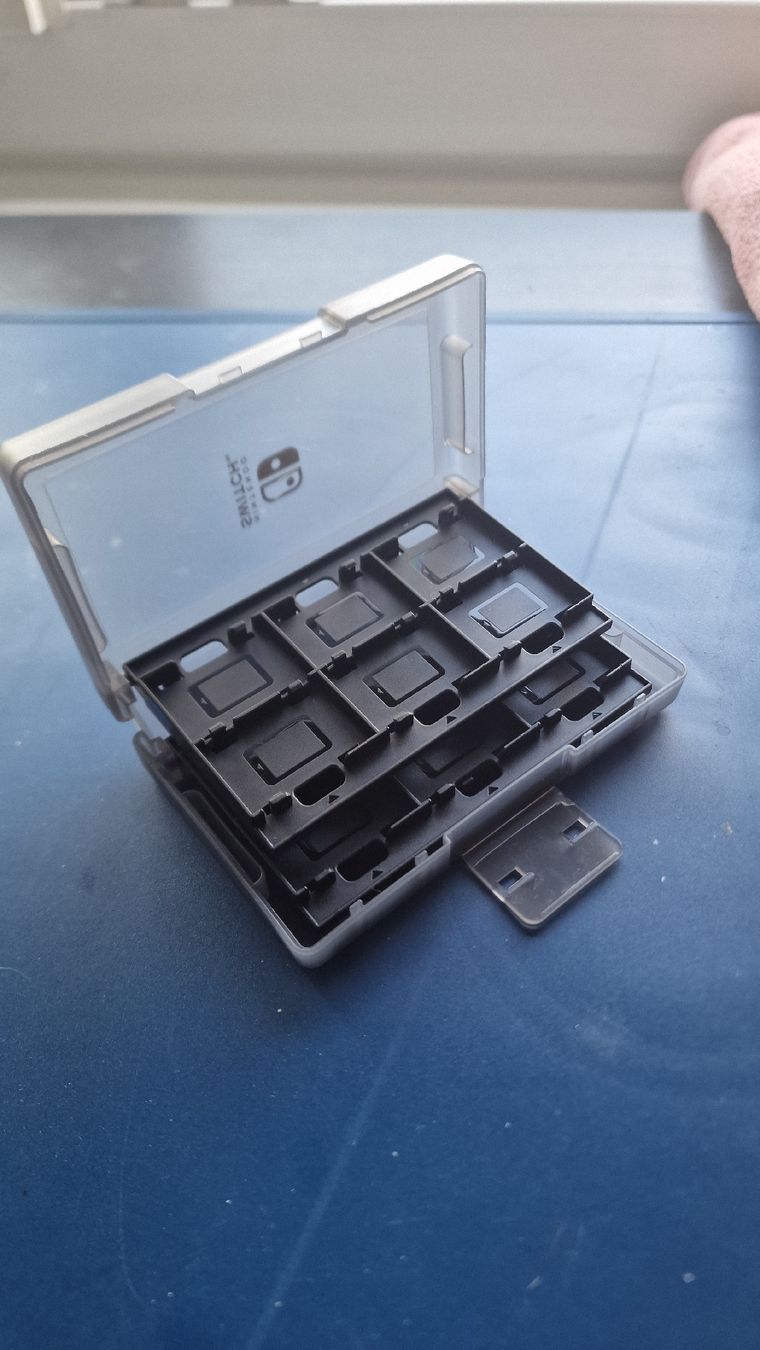 Nintendo Custodie protettive: Nintendo Switch Game Card Case 12 Slot Storage – Usato da Nyon venduto da PMargarido