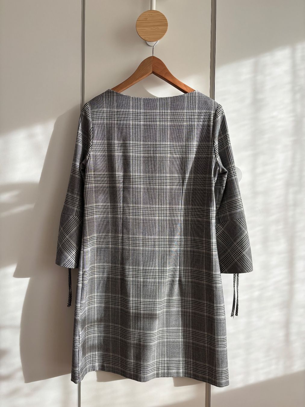 H&M Vestiti: Tailliertes Kleid mit Hahnentrittmuster – Nuovo (secondo la descrizione) da Niederrohrdorf venduto da Madoqua 1