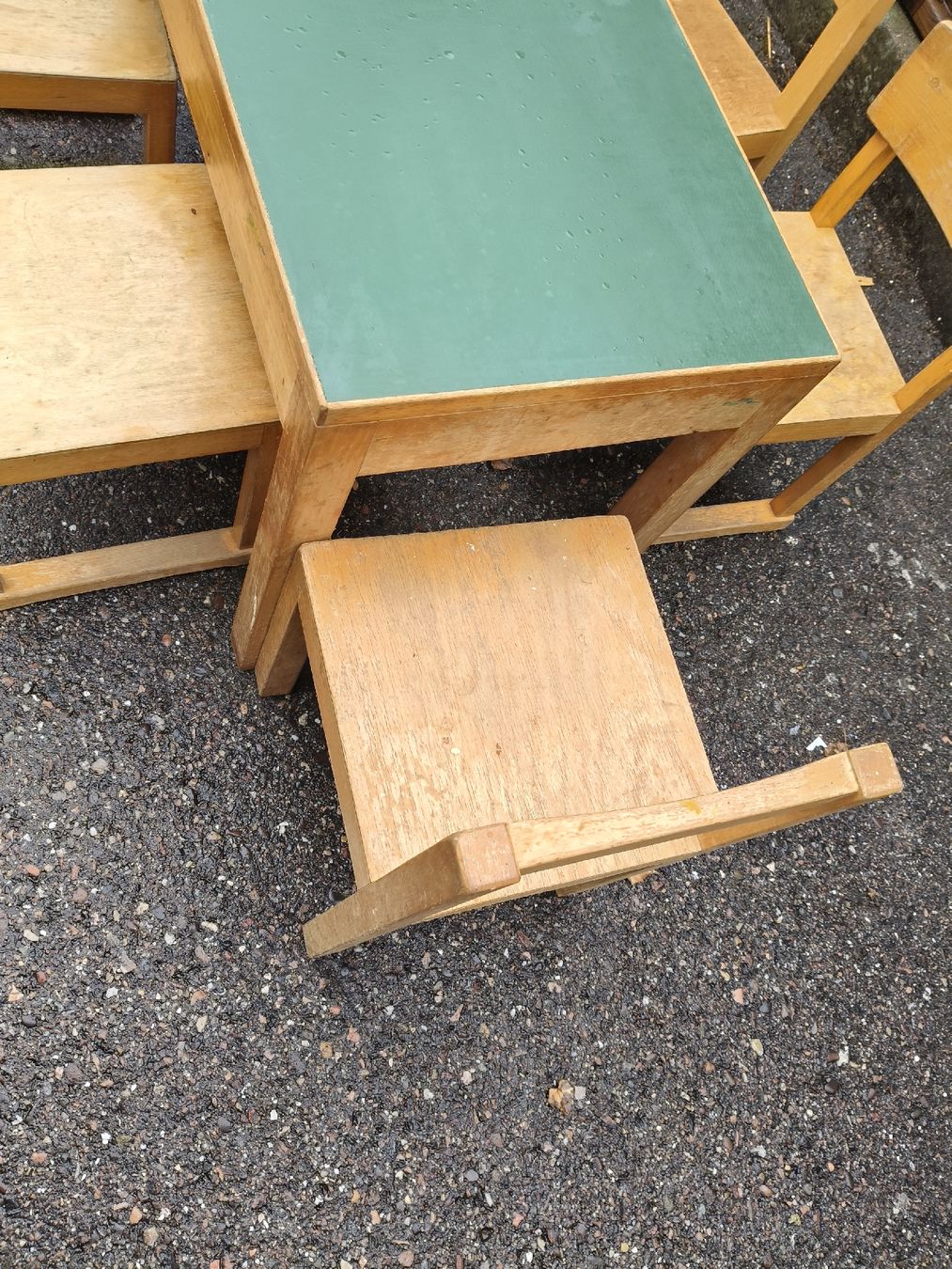 Casette per bambini:  Tisch mit6 Stühlen  – Usato da Zwingen venduto da inf_2blh 5