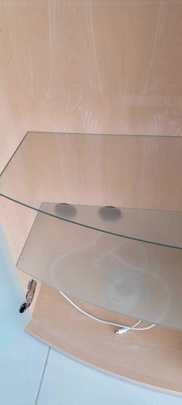 Vitrinen: Vitrine en bois érable avec porte en verre et éclairage – Gebraucht aus Le Landeron von pat_5ygm 3