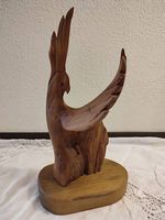 Holzskulptur eines Vogels
