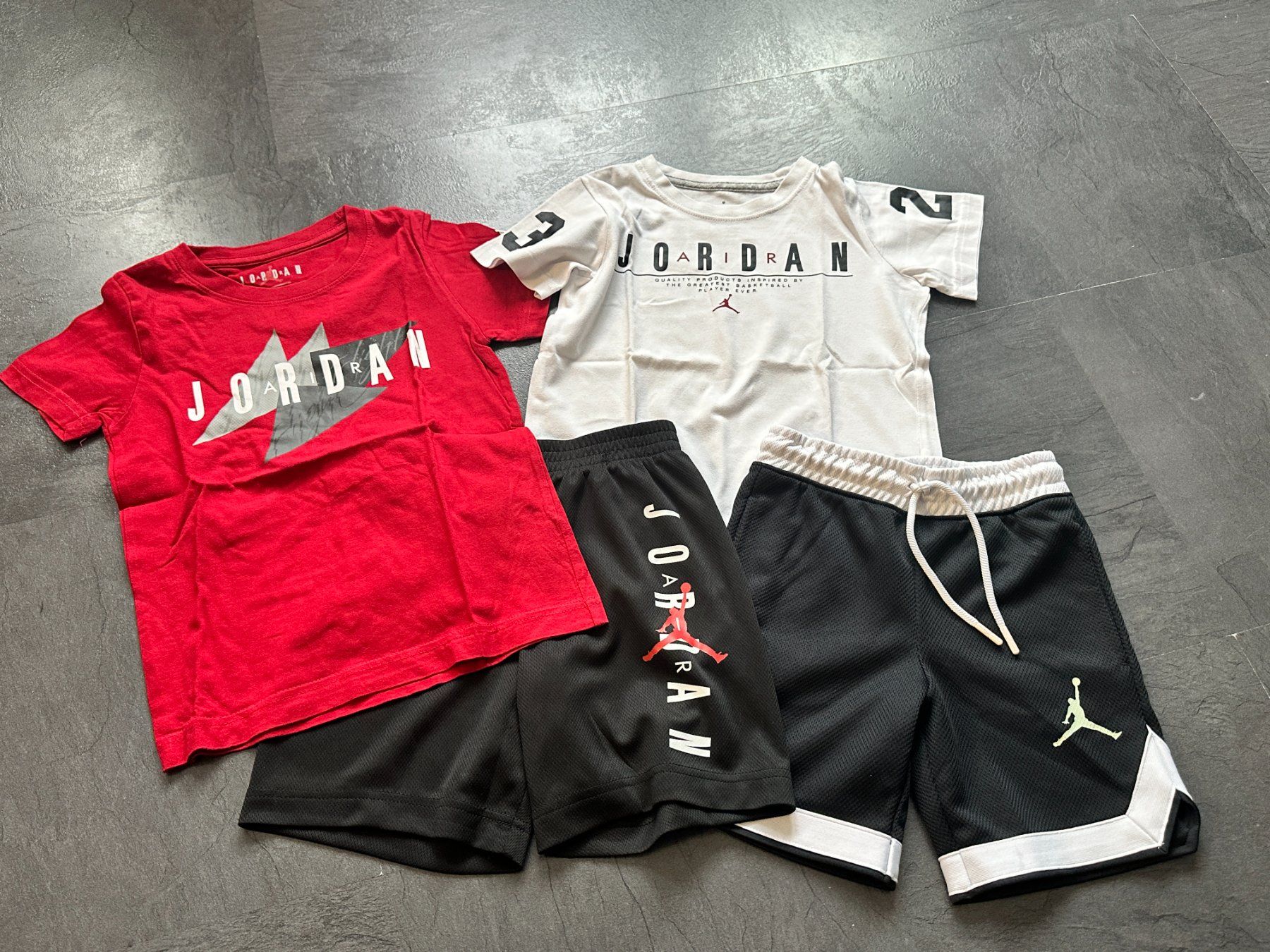 Lotti & Set di vestiti: Jordan Kurzarm-Set 104-110 – Usato da Schaanwald venduto da JasmineH03