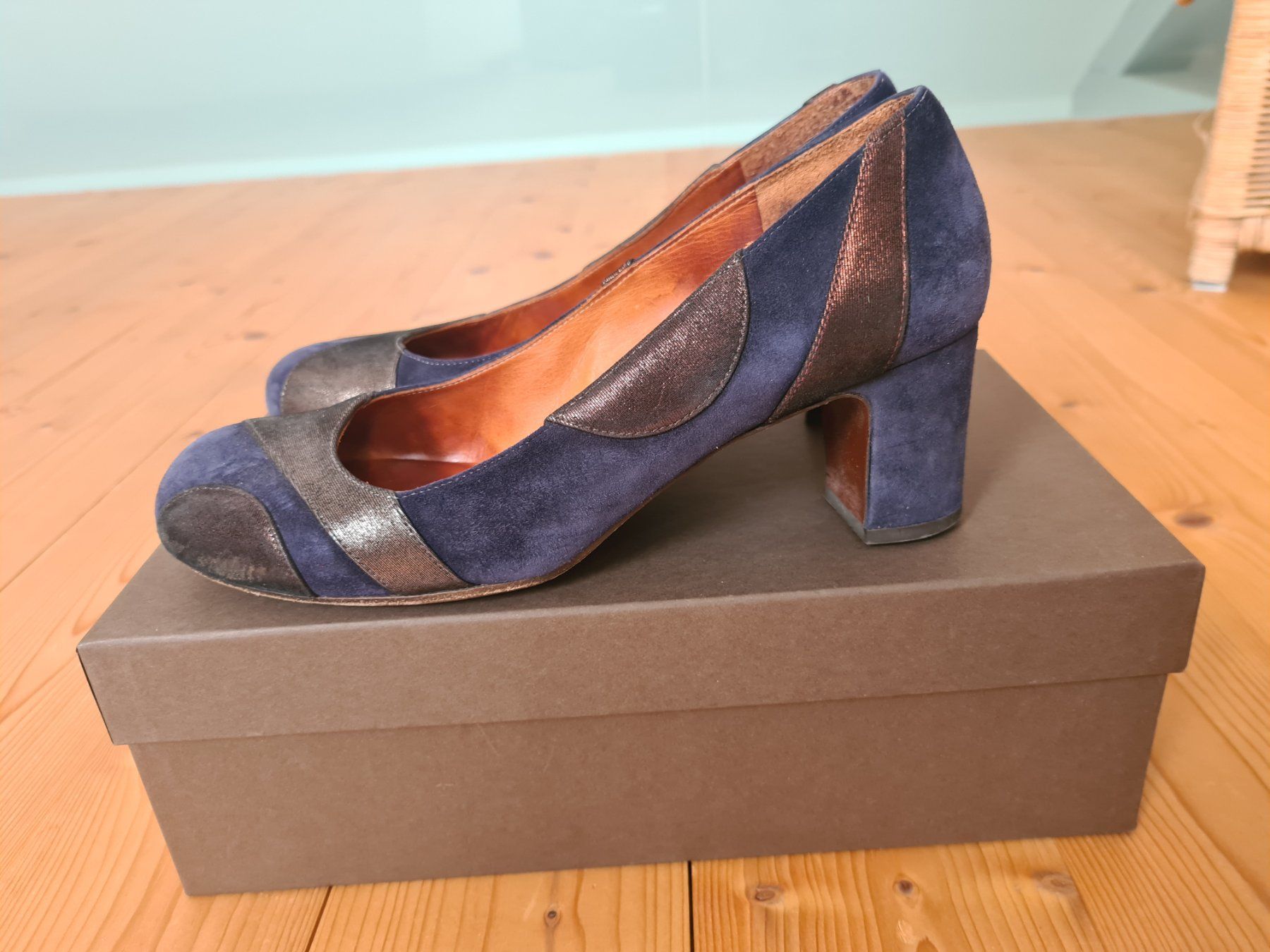 Chie Mihara Scarpe da donna: Chie Mihara pumps in blue & gold – Usato da Zürich venduto da mar_h988