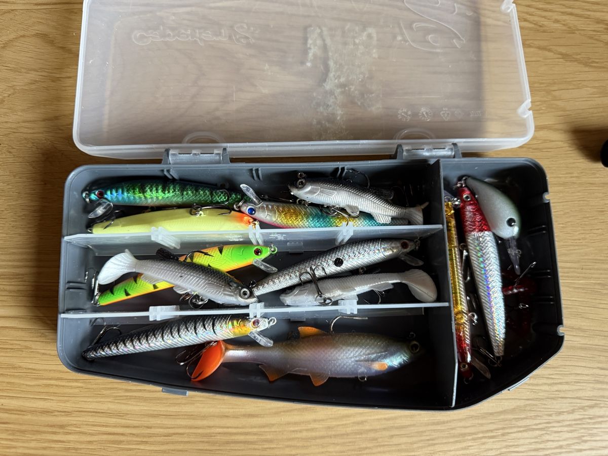 Köder: Boîte de leurres de pêche divers – Neu (gemäss Beschreibung) aus Choex von Adri27000