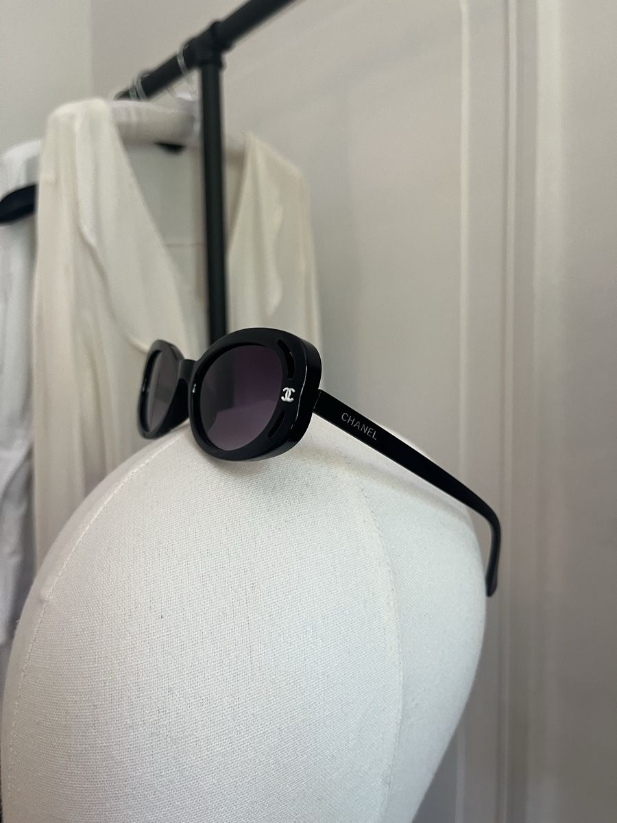 Occhiali & Lenti: Sunglasses Black Oval Frame Ladies Good Condition – Nuovo (secondo la descrizione) da Zürich venduto da Melina.A 3