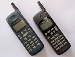 Nokia Mobiltelefone NHE-5SX schwarz und NHE-5NA blau