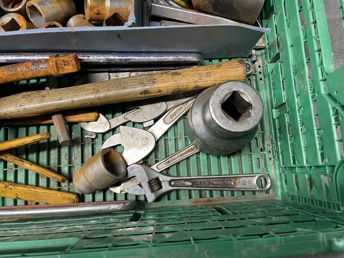 Tutti gli attrezzi: Kiste mit diversem Werkzeug – Usato da Flaach venduto da Binz 3