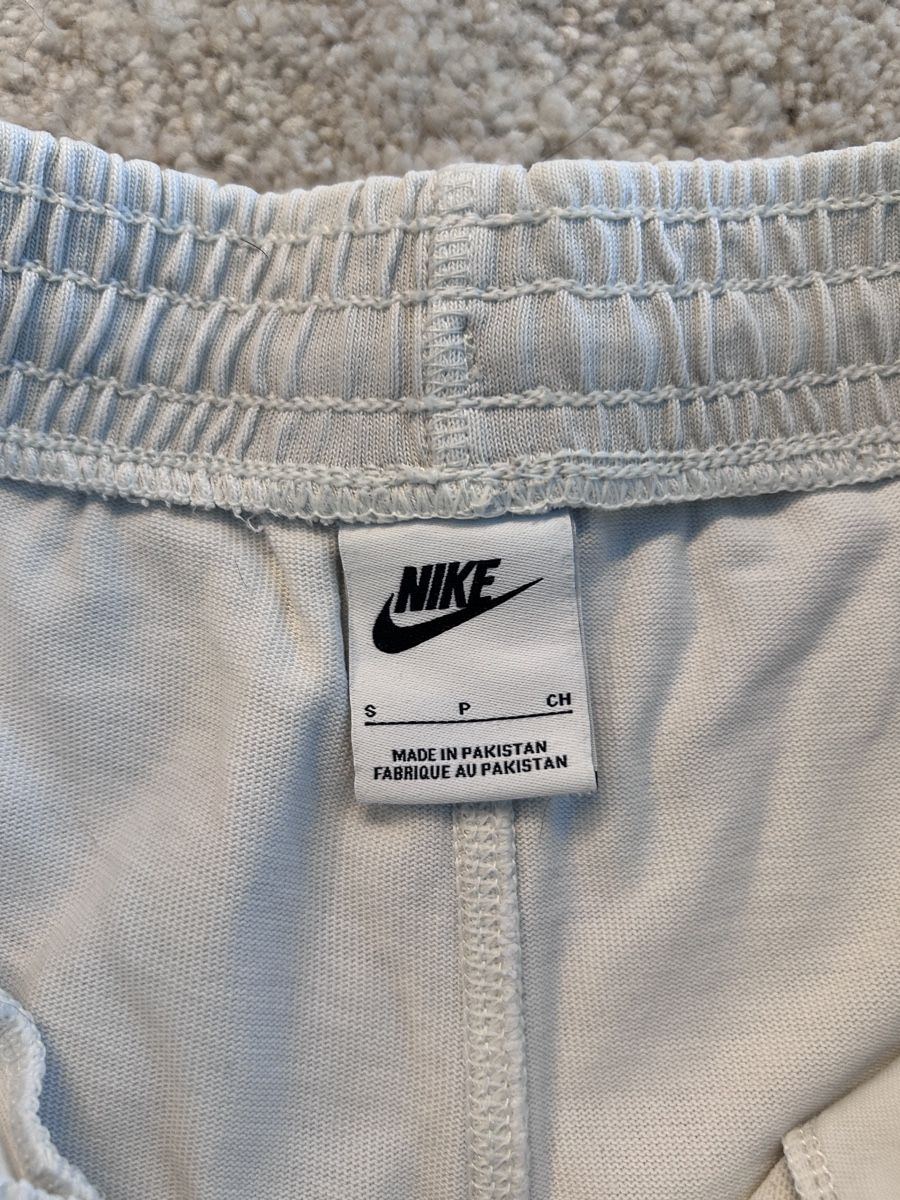 Nike Pantaloni: Shorts Nike  – Usato da Arzier-Le Muids venduto da adr_s9sx 3