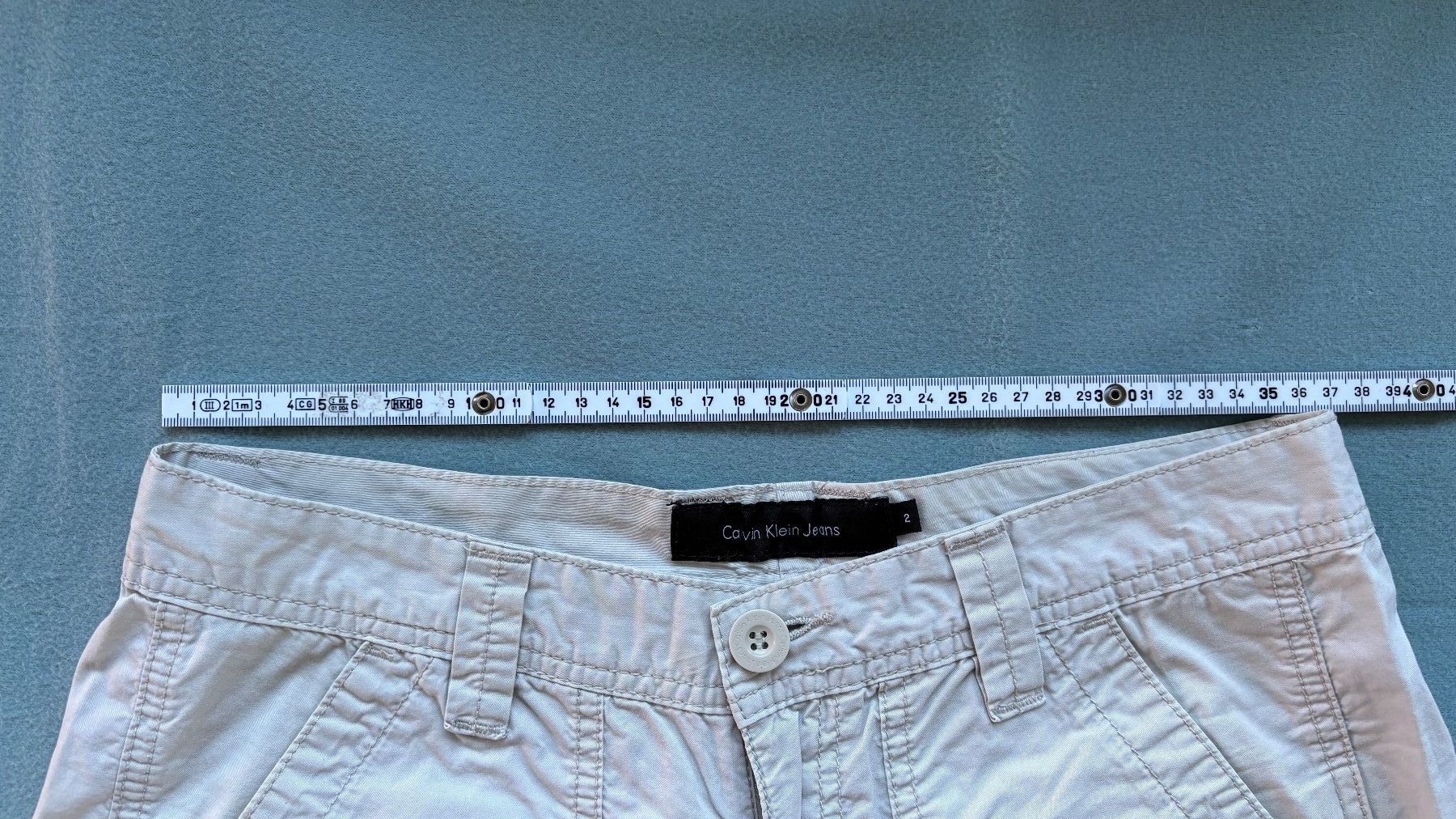 Calvin Klein Pantaloni: Calvin Klein cargo shorts size US2 – Usato da Adliswil venduto da fashionholic 5