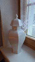 Weisse Porzellanvase mit Deckel