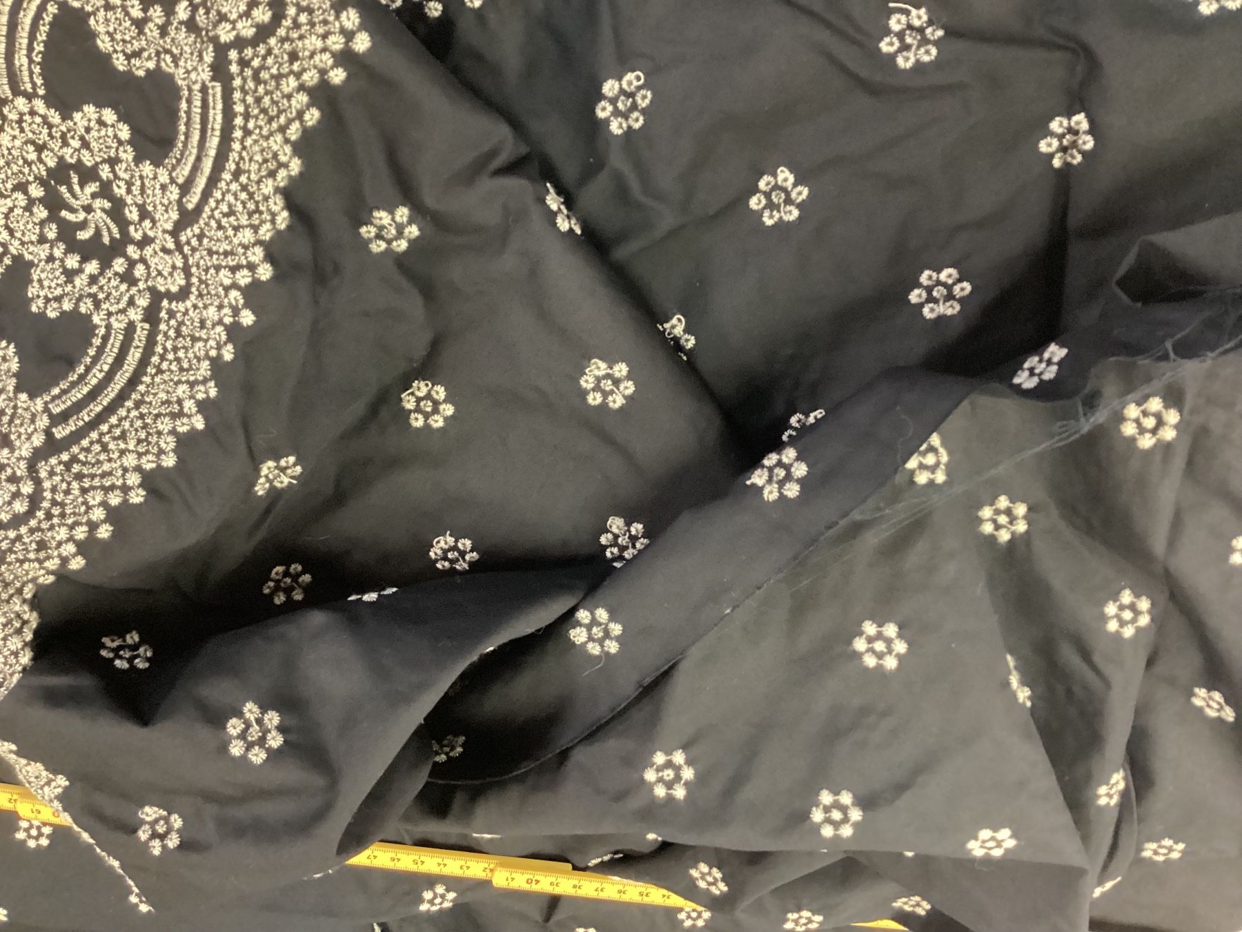 Tissus: Kleiderstoff mit Stickbordüre – D'occasion à Zürich par orella79 3