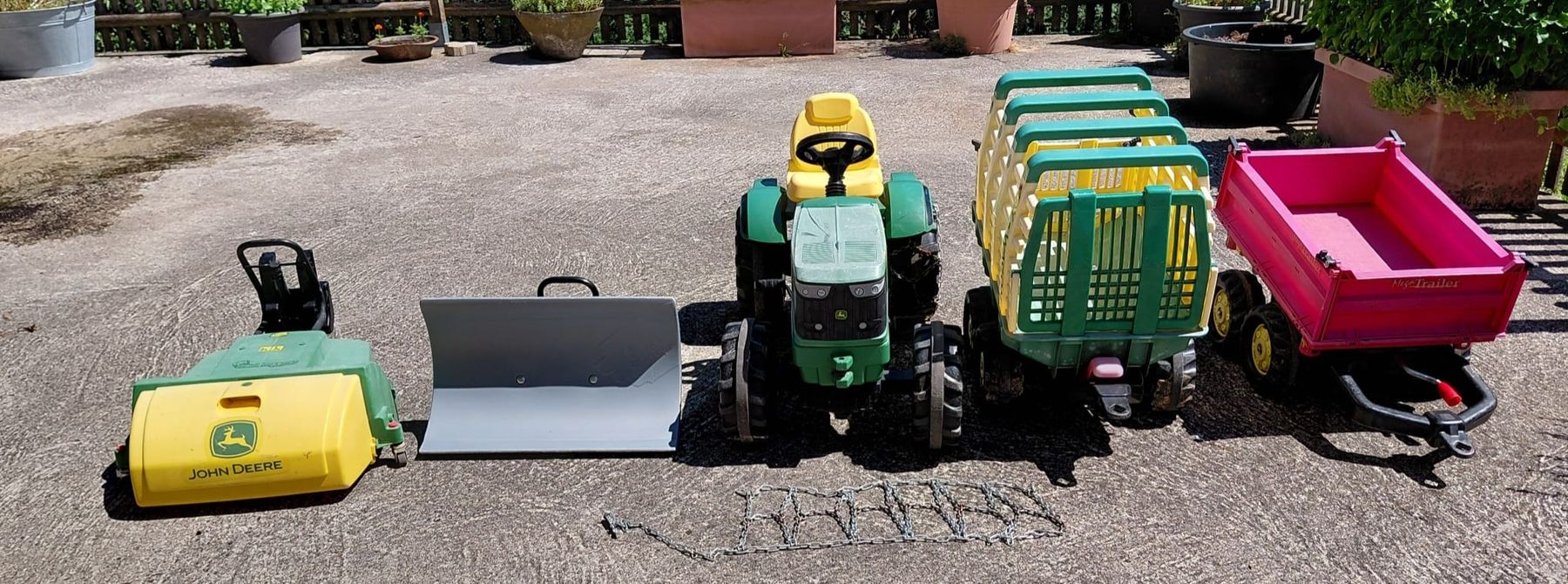 John Deere Fahrzeuge für Kinder: Trettraktor mit Zubehör  – Gebraucht aus Escholzmatt von felder79