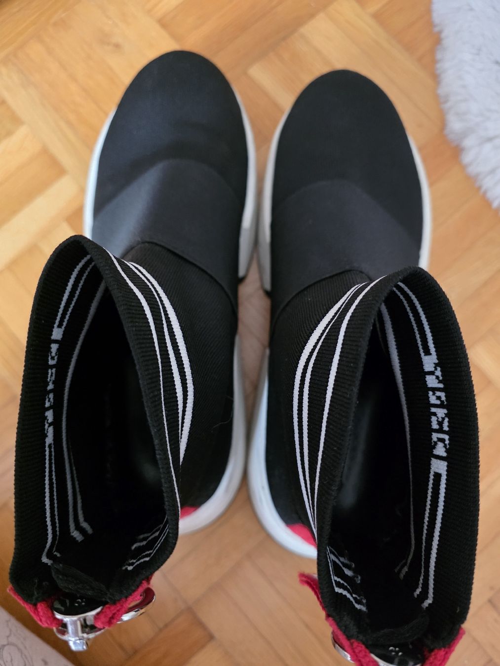 DKNY Damenschuhe: DKNY Sneakers, Schwarz/Rot, Gr. 39 – Neu (gemäss Beschreibung) aus St Gallen von vir_5kgt 4