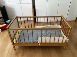Babybett aus Holz, inklusive Matratze, gut erhalten!