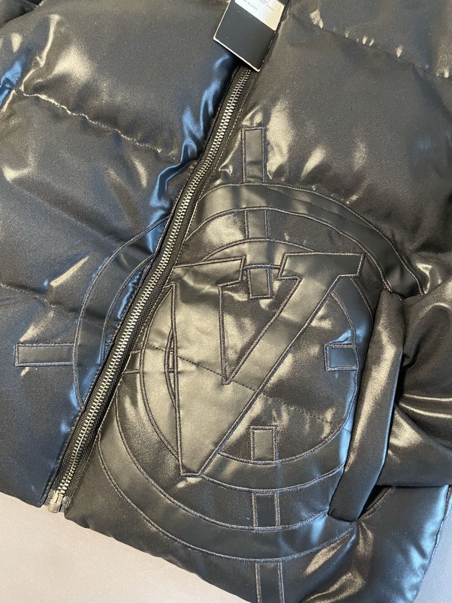 Vestes: Pufferjacke Vicinity V-Logo Schwarz Grösse S neu – Neuf avec emballage d'origine à Steinach par hue_85cr 3