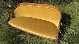 Antikes/Vintage Sofa mit Holzrahmen  Senfgelber Bezug