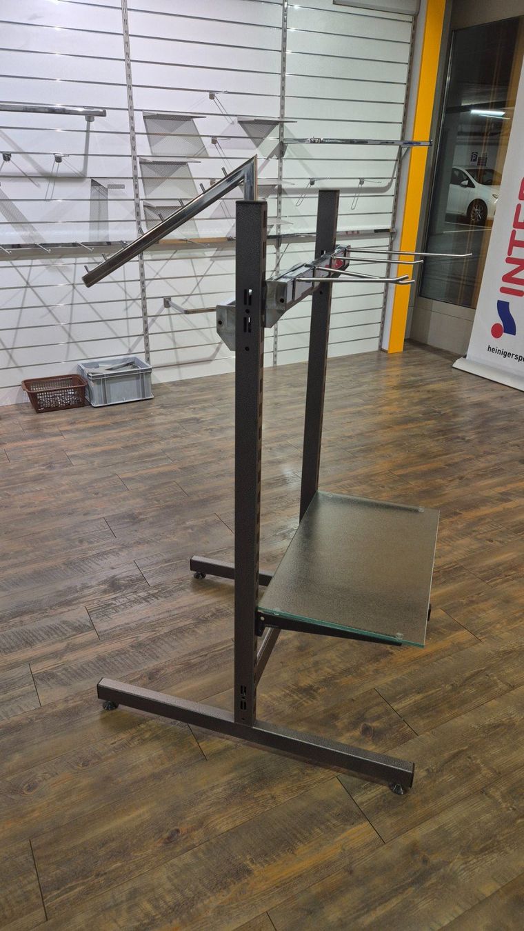 Scaffali: Freistehendes Verkaufsgestell Hammerschlag – Usato da Lyss venduto da HeinigerSport-Lyss 2