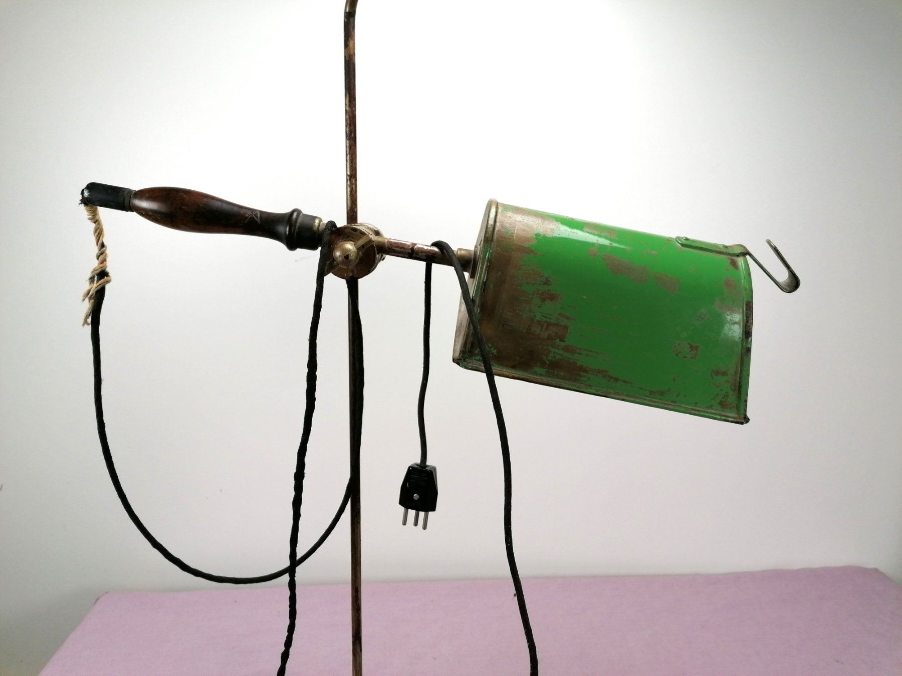 Lampade: Massive antike Industrie-Tischlampe – Usato da Köniz venduto da Brockenreich 1