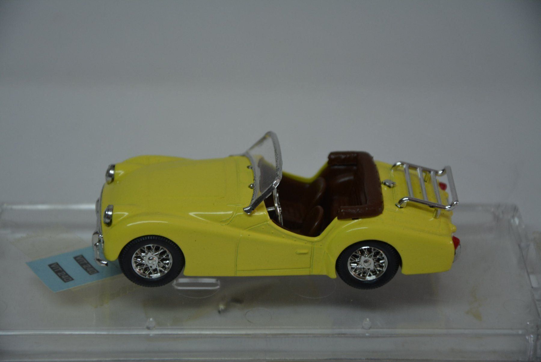 Triumph Modellini d'auto: Triumph TR3A 1958-61, Retro Vitese  1:43 – Nuovo e nell'imballaggio originale da Goldach venduto da Feivel9 1