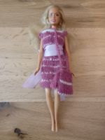 Barbie Puppe mit gestricktem Kleid und Täschli,