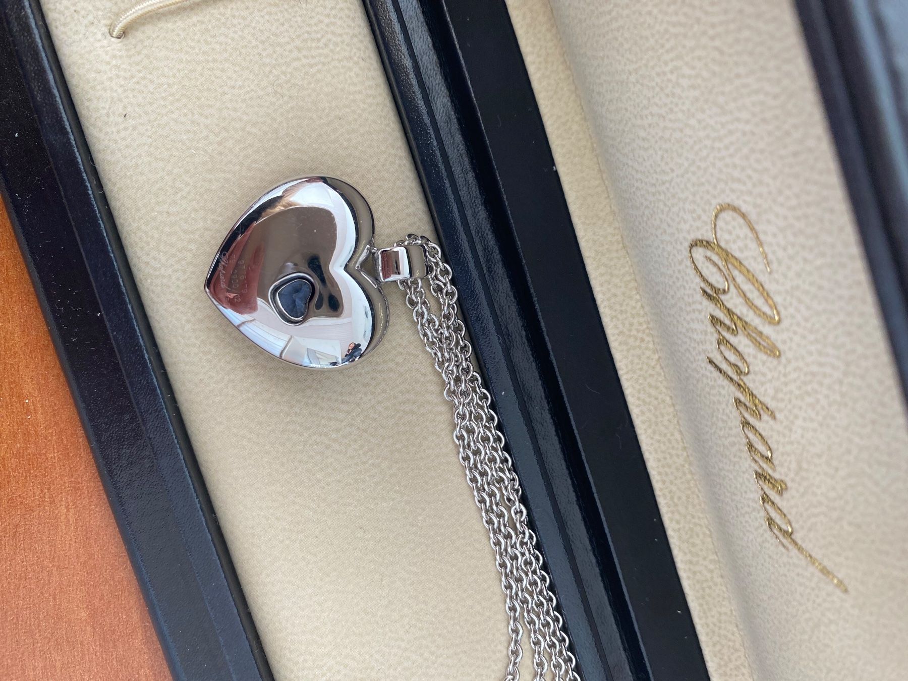 Chopard Ciondoli: Pendentif Love Chopard or blanc, saphir et diamants – Usato da Rolle venduto da Fanjiette 2