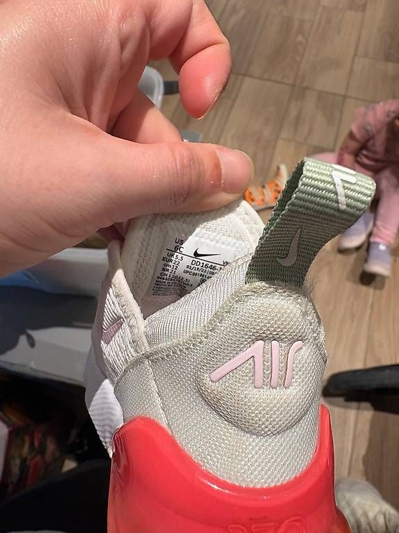Schuhe für Mädchen: Nike Air mädchen – Gebraucht aus Hunzenschwil von del_hzv7