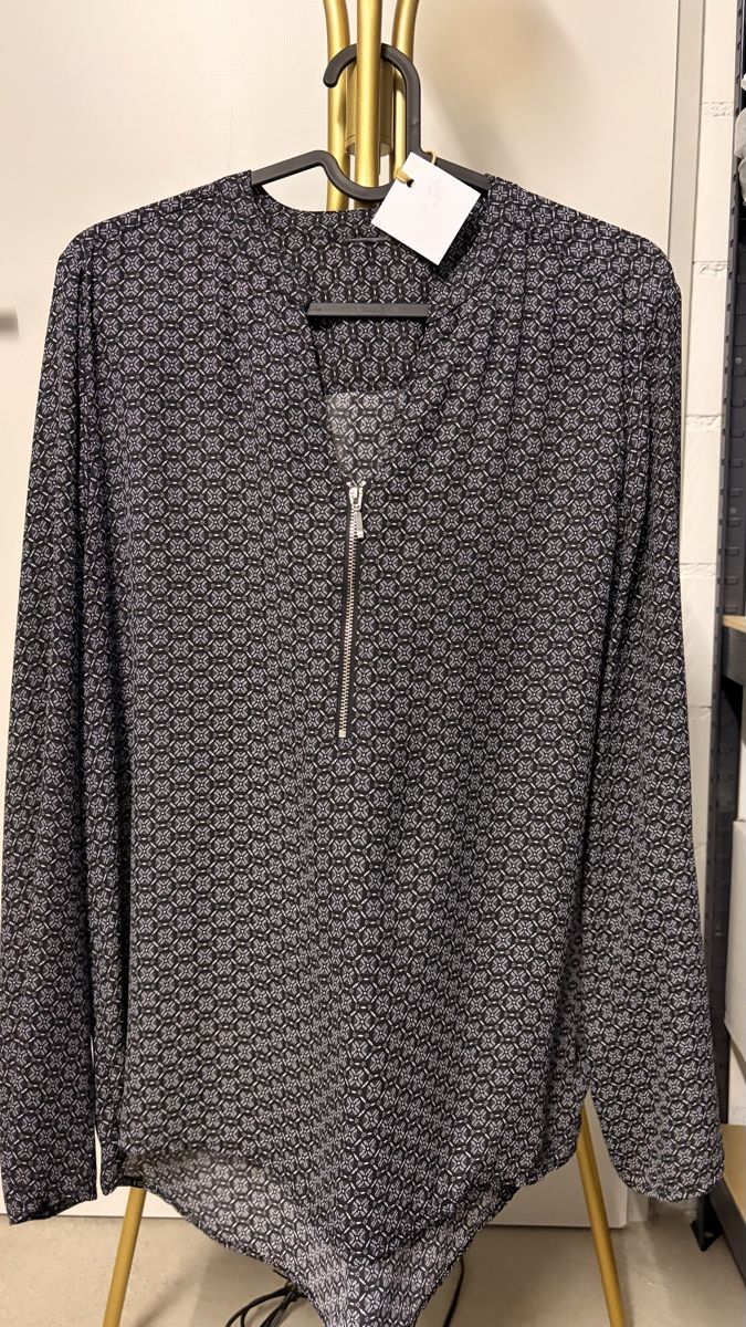 Blusen: Schöne Bluse mit Muster, Grösse M – Gebraucht aus Fehraltorf von ali_8wp6