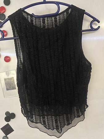 Haut en dentelle noire taille S bon état