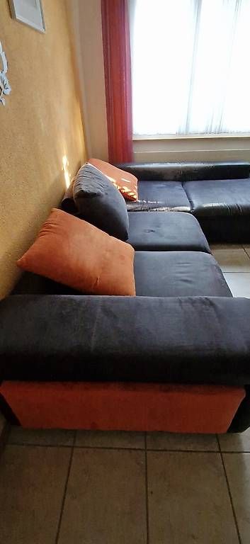 Divani: Sofa mit Sitzwürfel schwarz/orange – Usato da Willisau venduto da suppi89 2