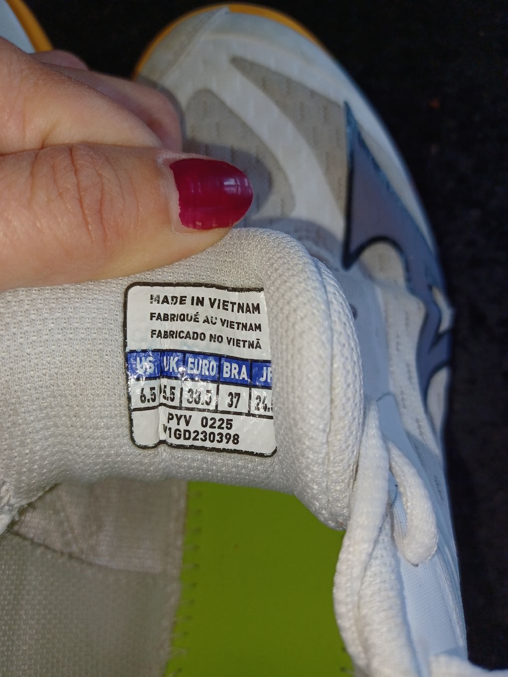 Asics Scarpe da uomo: Asics Hallenturnschuhe Gr 38.5 – Usato da Buchberg venduto da Tschosie 4