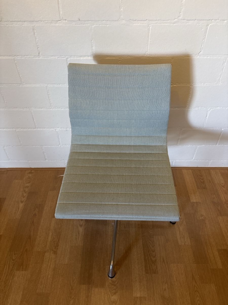 Vitra Stühle: Vitra Eames Alu Chair hellblau  – Gebraucht aus Basel von magnummarine 1