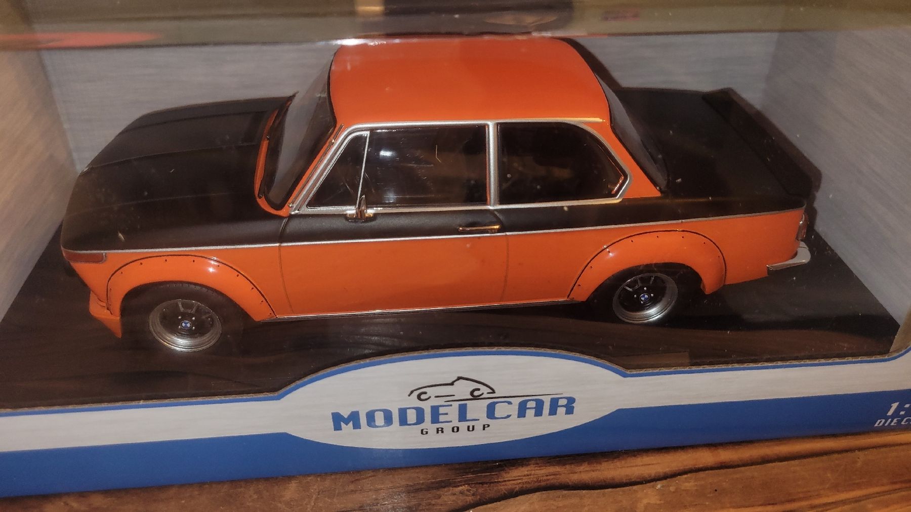 BMW Modellini d'auto: BMW 2002 Coupe 1:18 - MCG – Nuovo e nell'imballaggio originale da Bern venduto da WeLoveCars 1