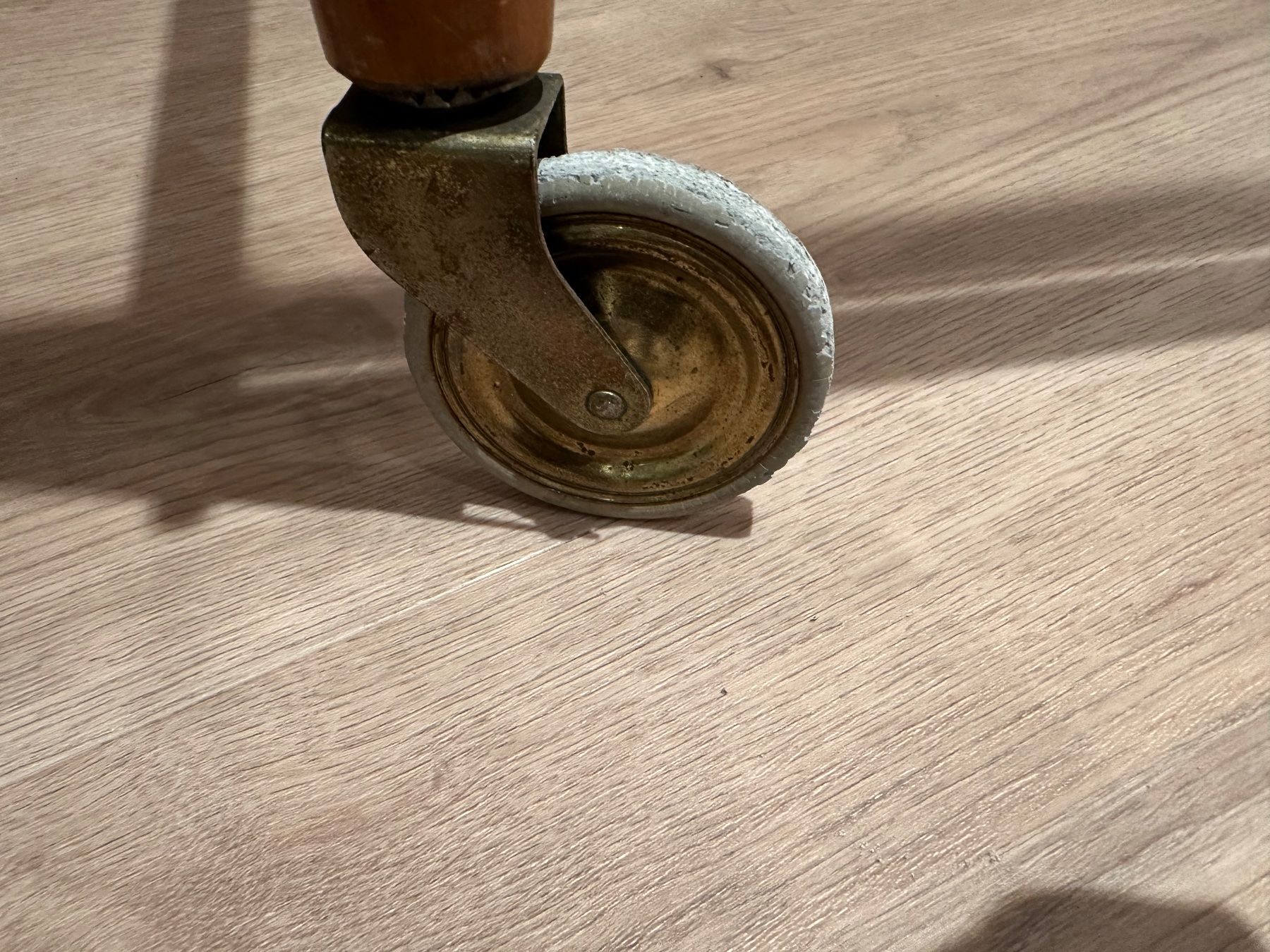 Tische: Vintage Couchtisch, gebraucht mit kaputter (!) Glasplatte – Defekt aus Winterthur von Fayemou 4