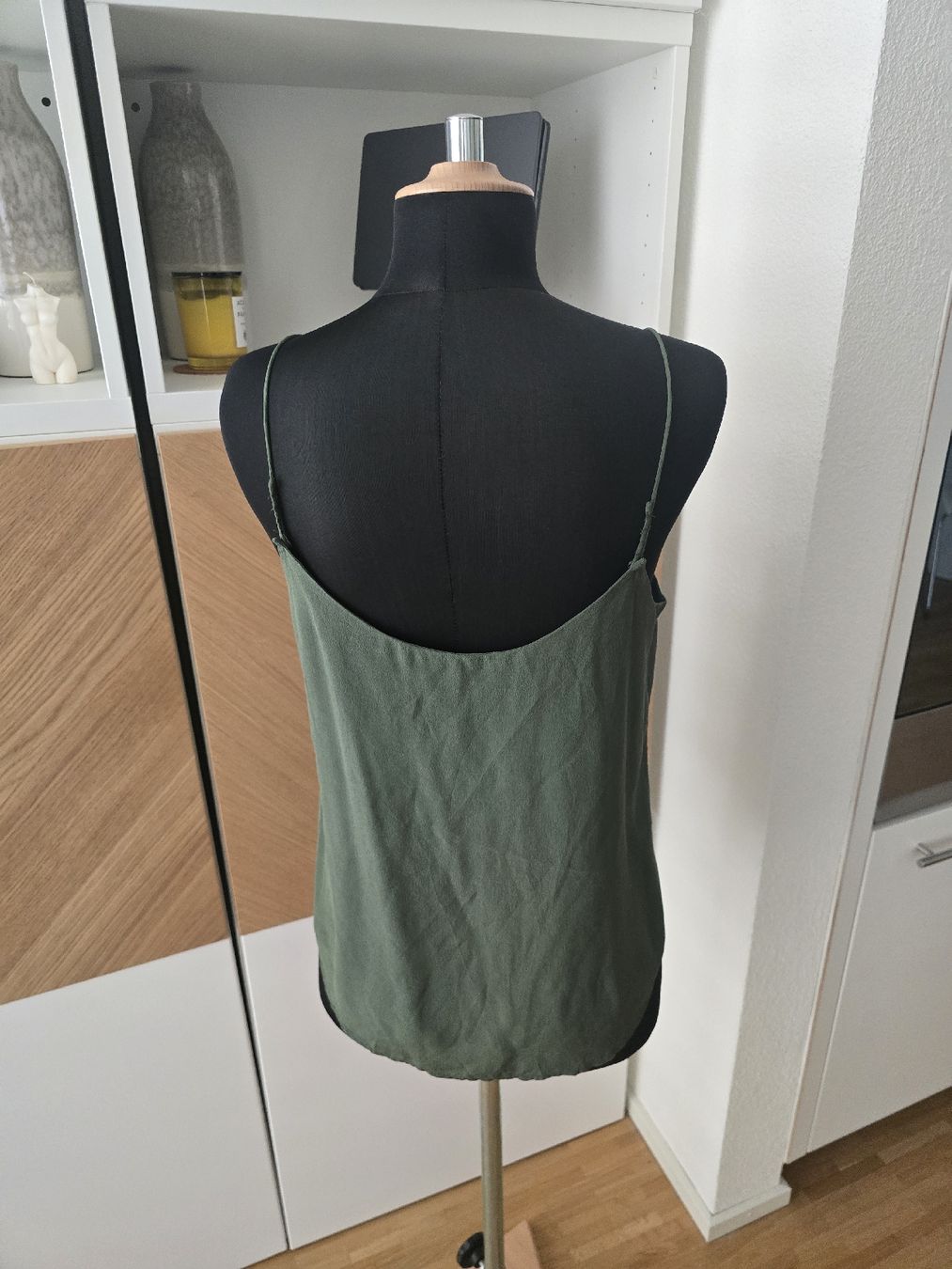 Top: Seiden Top olivgrün mit Spitze – Nuovo (secondo la descrizione) da Zürich venduto da ale_bg2x 2
