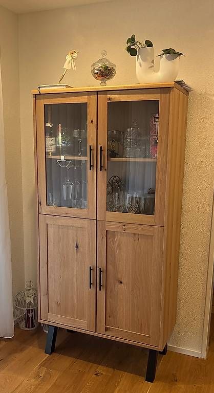 Vitrinen: Vitrine aus massivem Eichenholz von Jysk – Gebraucht aus Basadingen von muj_2bjp 1
