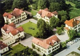 RIEHEN Flugaufnahme Diakonissenhaus, Auto