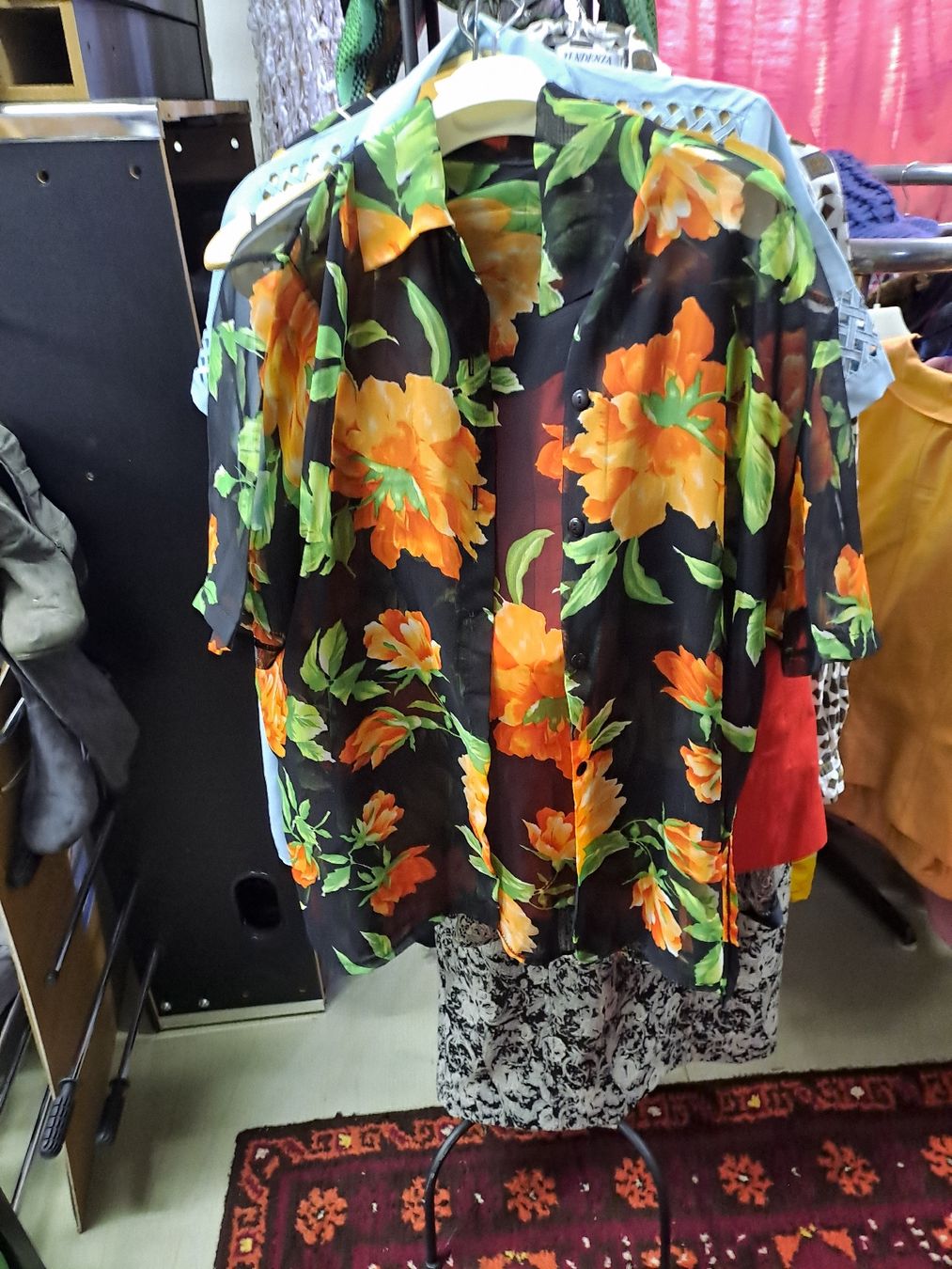 Chemisiers: Damen Bluse Blumenmuster Schwarz Orange Grösse M – D'occasion à Zürich par Schoebi19 3