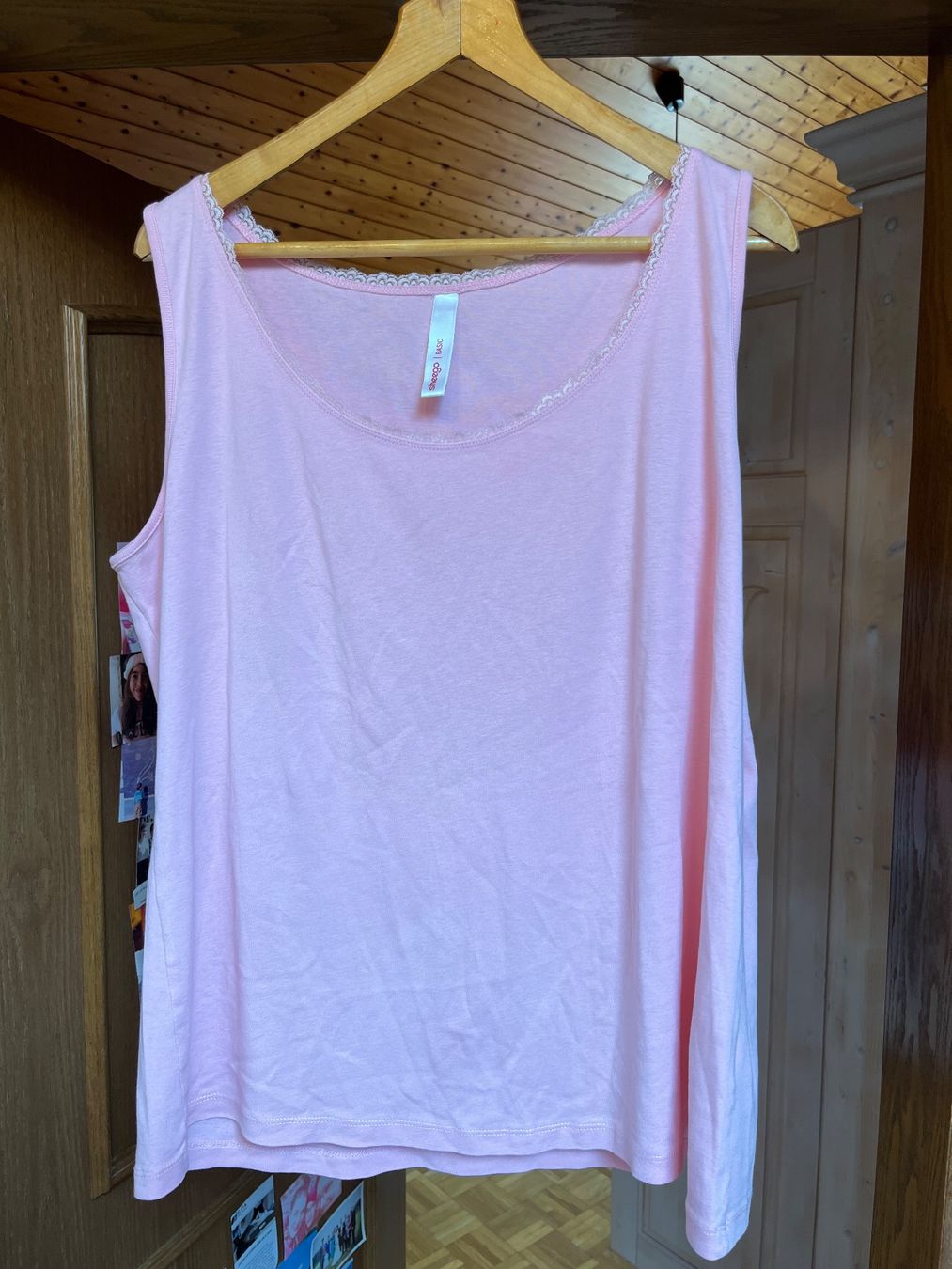 Top: Débardeur taille 50 rose dentelle Sheego basic – Usato da Porrentruy venduto da Madamebovary
