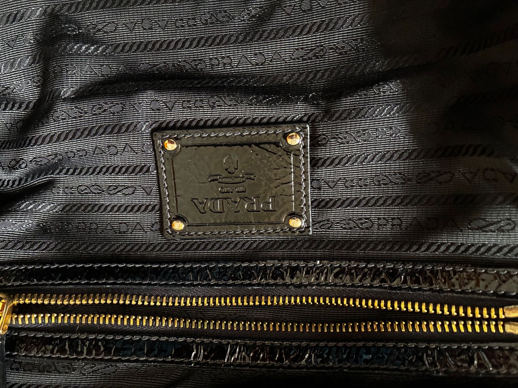 Prada Borse da donna: Black patent leather Prada handbag – Usato da Zürich venduto da IlonaM 4