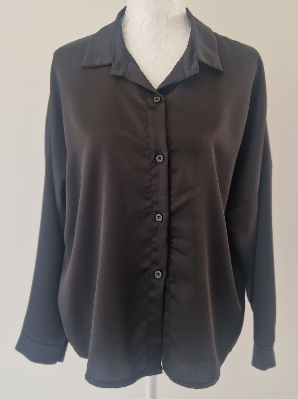 Chemisiers: BLOUSE NOIR  – Neuf avec emballage d'origine à Camorino par JPHANDMADE1