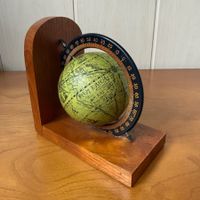 Petit globe décoratif sur support en bois, style ancien