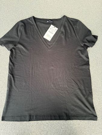 2 T-shirts, Zara und Cos, schwarz, neu
