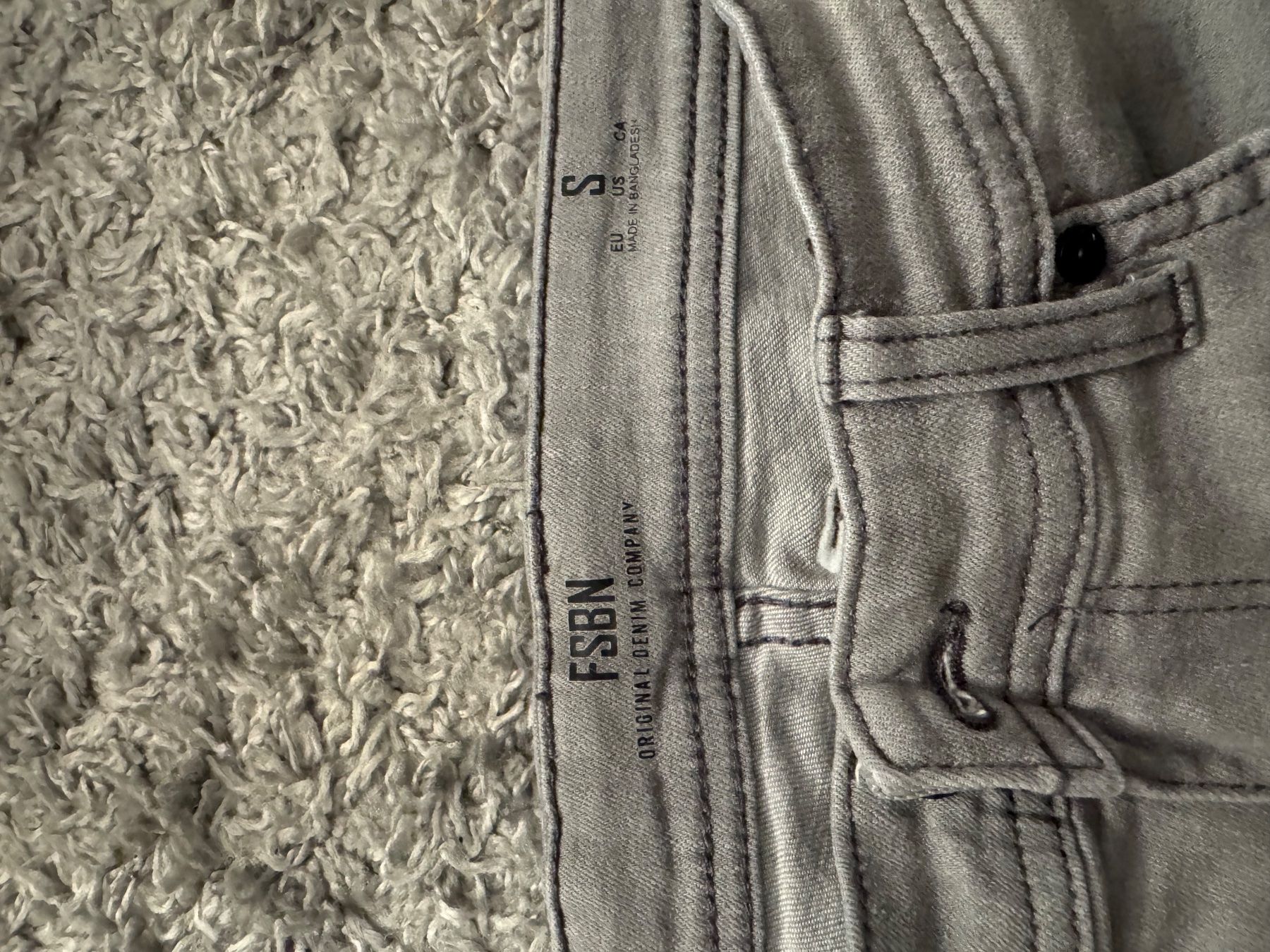 Pantaloni: Graue kurze Hosen – Nuovo (secondo la descrizione) da Römerswil LU venduto da oli_9hd5 1