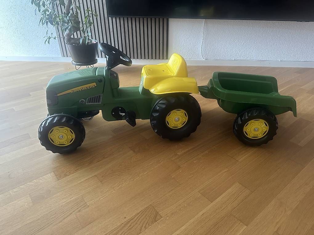 Fahrzeuge für Kinder: Trettraktor – Gebraucht aus Lyss von tfe_f6sc