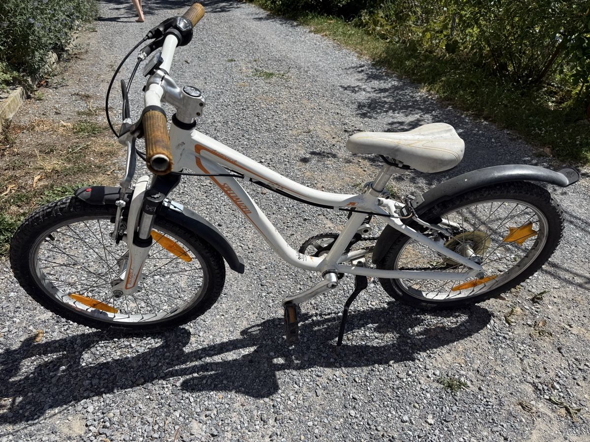 Specialized Velos: Kinderfahrrad Specialized weiss – Gebraucht aus Ebertswil von Kaspar77