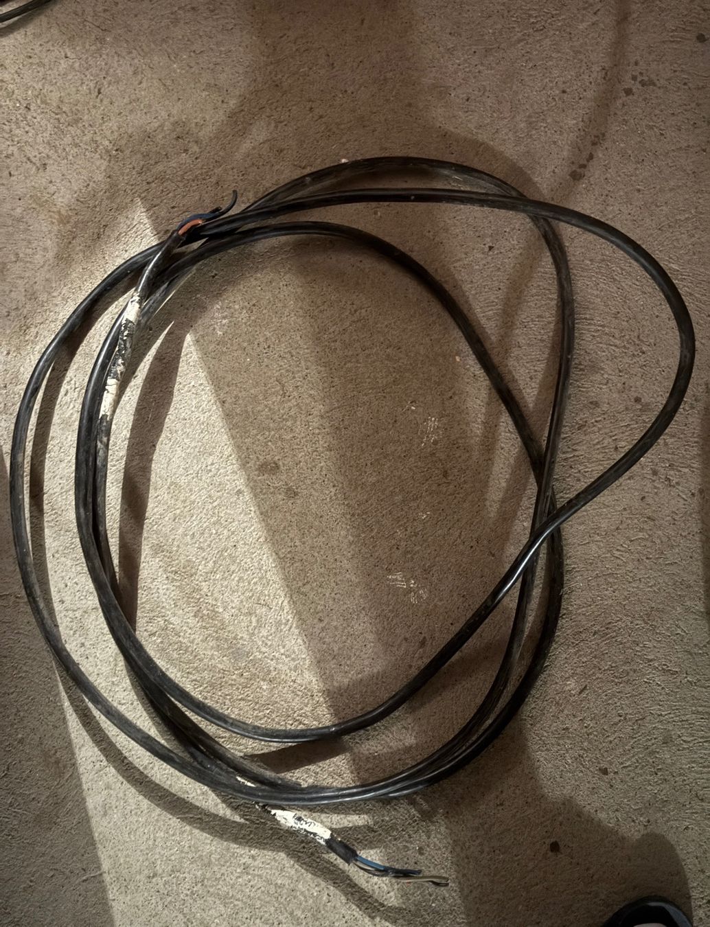 Cavi: Black Electrical Wire - Used, As Is - DIY Projects, Repairs – Usato da Müllheim Dorf venduto da kry_q6kn